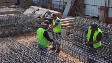 Devam eden yeni bir bina için taşıyıcı duvarların ve döşeme levhalarının yapımını izle.