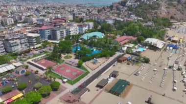 Deniz boyunca uzanan yumuşak kumlu kıyılarıyla Alanya 'nın kıyı şeridinin kristal mavisi sularını izleyin..