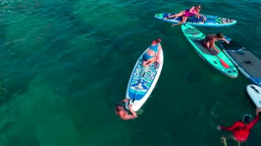 Güneşli bir günde Akdeniz 'in berrak mavi sularında süzülen kürekçilere bakın..