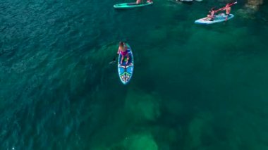 Bir raket macerasında gezginleri görün, çarpıcı Akdeniz 'i keşfedin..