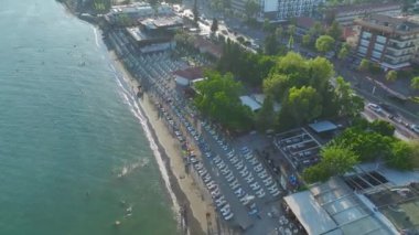 Akdeniz kıyısındaki eğlenceli su aktivitelerinin tadını çıkarın, Alanya şehri uzakta..