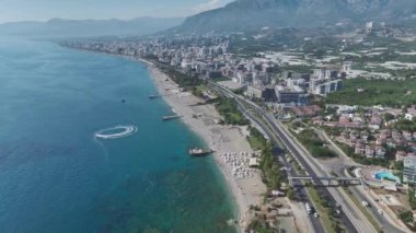 Heyecan verici su aktiviteleri ve güzel bir şehir manzarasıyla Alanya 'nın Akdeniz kıyılarına bakın..