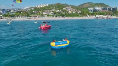 Akdeniz kıyısındaki su sporlarının heyecanına bakın, Alanya 'da büyüleyici şehir manzarası var..