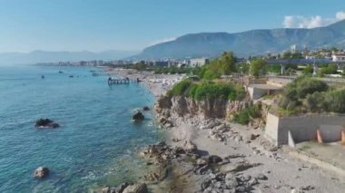 Alanya 'nın manzaralı şehir manzaralı Akdeniz kıyısında suyun tadını çıkar..