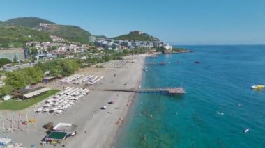 Arka planda Alanya şehir manzarası ile Akdeniz kıyısındaki su aktivitelerini izle.