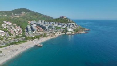 Güzel şehir manzaralı, Alanya 'nın Akdeniz kıyısında eğlenceli su sporlarının tadını çıkarın..