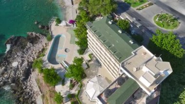 Alanya 'nın güzel şehir manzaralı Akdeniz kıyı şeridi boyunca su maceralarını izleyin..