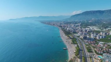 Şehrin çarpıcı manzarasıyla Alanya 'nın sahil şeridi boyunca eğlenceli su aktivitelerinin tadını çıkarın..