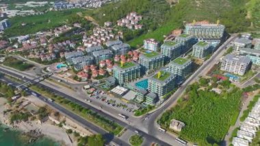 Alanya 'nın Akdeniz kıyı şeridi boyunca manzaralı şehir manzarası ve su eğlencesi.