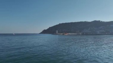 Güzel Akdeniz sahil şeridini ve manzaralı şehir gezisini yukarıdan izleyin..