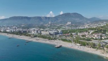 Alanya 'nın güzel Akdeniz kıyı şeridi boyunca su sporları ve kentsel manzaralara bakın.