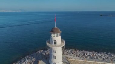 Büyüleyici kıyı manzaralı bir Akdeniz şehrinin hareketli gezinti alanına bakın..