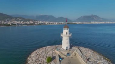 Manzaralı Akdeniz sahil şeridini ve hareketli şehir güvertesini izleyin..