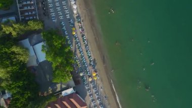 Şehir güvertesinin ve huzurlu Akdeniz kıyı şeridinin çarpıcı manzarasının tadını çıkarın..