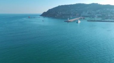 Mavi Akdeniz kıyı şeridi boyunca canlı şehir geçidine bakın..