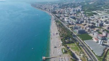 Akdeniz kıyı şeridinin ve şehir güvertesinin keyfini çıkarın..