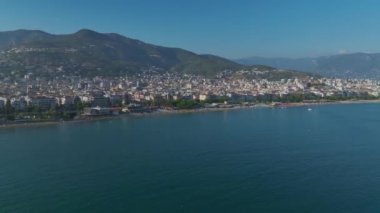 Akdeniz kıyı şeridinin ve hareketli şehir güvertesinin tam görüntüsünü izleyin..
