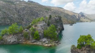 Türkiye 'nin manzaralı kanyonunda kürek çeken grubu izleyin, doğayı keşfediyor ve dinleniyor.