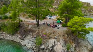 Bir grubun keşfe çıktığı ve dinlendiği Türkiye kanyonunda kürek çekme yolculuğunun keyfini çıkarın.