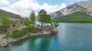 Türkiye 'nin manzaralı kanyonunda kürek çeken gruba bakın, doğayı keşfediyor ve rahatlatıyor.