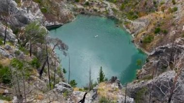 Türkiye 'nin manzaralı kanyonunda kürek çeken gruba bakın, doğanın güzelliğini keşfediyor ve rahatlatıyor.