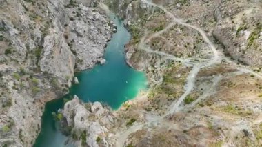 Türkiye 'nin kanyonunu kürek çekerek keşfeden gruba bakın, doğa ve açık hava rahatlığının keyfini çıkarın.