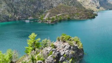 Türkiye 'nin kanyonunda, grubun keşfettiği ve rahatladığı kürek çekme macerasına bakın.