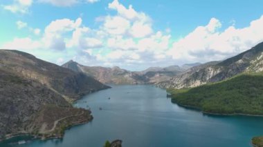 Türkiye 'nin kanyonunda, doğada keşif ve rahatlamaya odaklanarak kürek çeken grubu izleyin.