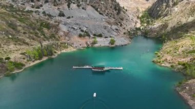 Türkiye 'nin kanyonunda, doğayı keşfeden ve rahatlatan bir grupla manzaralı kürek çekme yolculuğunun tadını çıkarın..