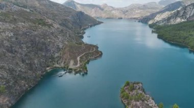 Türkiye 'nin büyük kanyonunda, doğayı keşfeden bir grupla birlikte kürek çekmenin keyfini çıkarın..