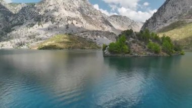 Türkiye 'nin kanyonunu kürek çekerek keşfeden, maceranın ve doğanın tadını çıkaran gruba bakın.