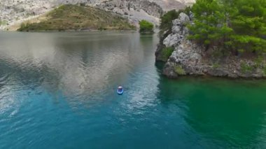 Bir grubun doğayı keşfedip dinlendiği Türkiye 'nin manzaralı kanyonunda kürek çekmenin keyfini çıkarın..