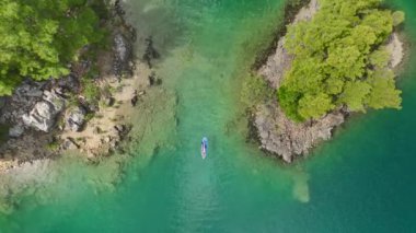 Bakın kürekçiler doğayla çevrili büyük yeşil bir kanyonu keşfediyorlar..