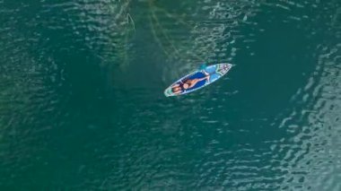 Büyük, yemyeşil bir kanyonda yüzen kürekçilere bakın, doğanın tadını çıkarıyorlar..