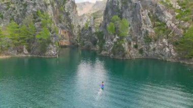 Bakın kürekçiler yemyeşil bir kanyonda huzurlu bir yolculuğun tadını çıkarıyorlar..