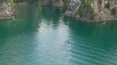 Grubun yeşil kanyonda kürek çekişini izleyin. Doğanın güzelliğini keşfediyorlar..