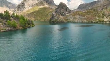 Doğa ile çevrili, geniş, yemyeşil bir kanyonda manzaralı kürek çekme yolculuğunun tadını çıkarın..