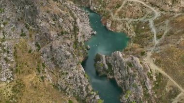 Muhteşem manzarayla çevrili yemyeşil kanyonda kürek çekmenin tadını çıkarın..