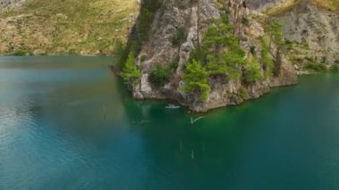 Büyüleyici yeşil kanyon manzaralarında bir kürek çekme macerasını izleyin..