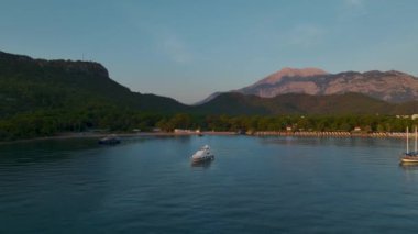 Huzurlu bir gündoğumu sırasında Antalya Kemer 'in berrak sularında yüzen lüks yatları izleyin..