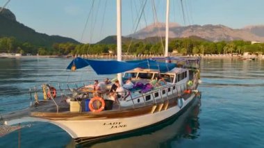 Antalya Kemer 'in berrak sularından yansıyan şafak ışığına bakın..