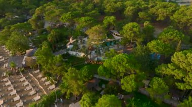 Antalya Kemer 'de doğayla iç içe Bali tarzı bir sahile sahip otantik bir plaj kulübü izleyin..