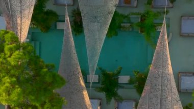 Antalya Kemer 'deki otantik Bali tarzı plaj kulübünü izleyin, etrafı tropikal elementlerle çevrili..