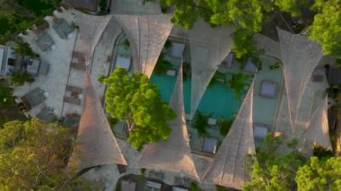 Antalya Kemer 'de otantik dekor ve tropikal çekiciliğe sahip egzotik bir Bali tarzı plaj kulübü görün..