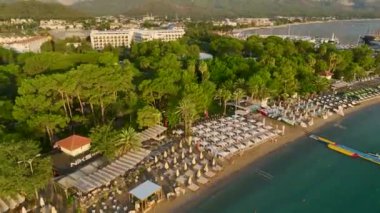 Marinaya demirlemiş yatları ve şafak vakti Antalya Kemer 'de parlayan altın kumları izleyin..