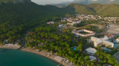 Güneş doğarken Antalya Kemer kıyısındaki sakin yatları ve altın plajları izleyin..