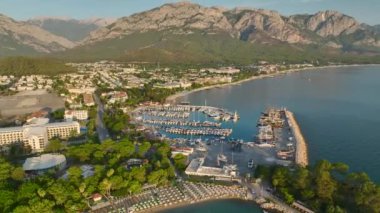 Antalya Kemer 'in güzel altın plajlarını ve yatlarını gün doğumunda sakin suları ve huzurlu gökyüzüyle izleyin..