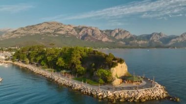 Antalya Kemer 'in sabah güneşinde parıldayan altın plajlarıyla denizde ve marinada yüzen yatları izle..