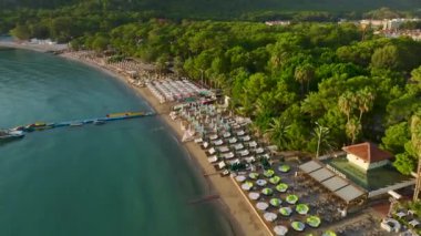 Antalya Kemer 'de güneşin doğuşunun tadını çıkarın. Yat ve limanda altın plajlar ve yatlar var..