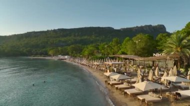 Şafak sökerken Antalya Kemer 'in güvertesindeki altın kumları ve yatları görün..